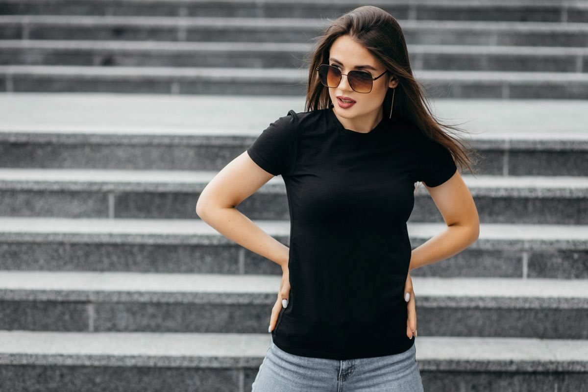 Camisetas Femininas Minimalistas em modelos cropped, gola redonda, gola V e gola alta