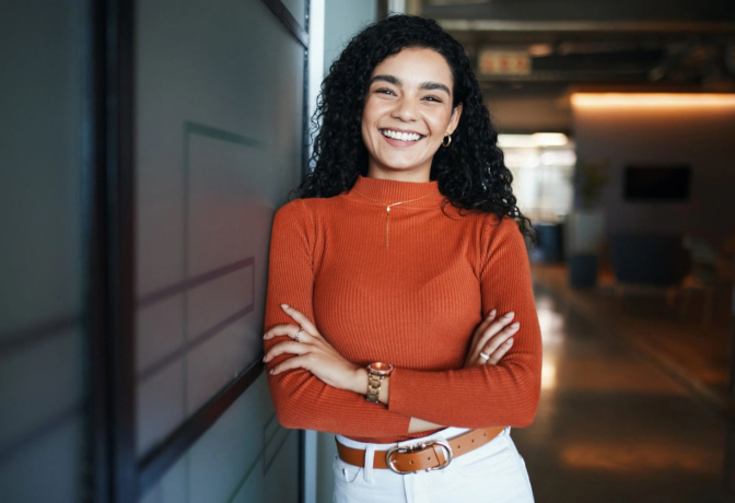 Mulher usando look feminino com roupas de cores combinadas