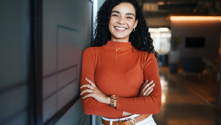 Mulher usando look feminino com roupas de cores combinadas