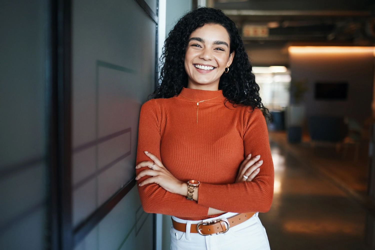 Mulher usando look feminino com roupas de cores combinadas