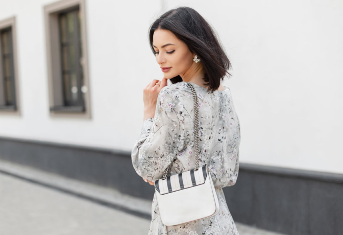 Mulher usando look elegante e acessível