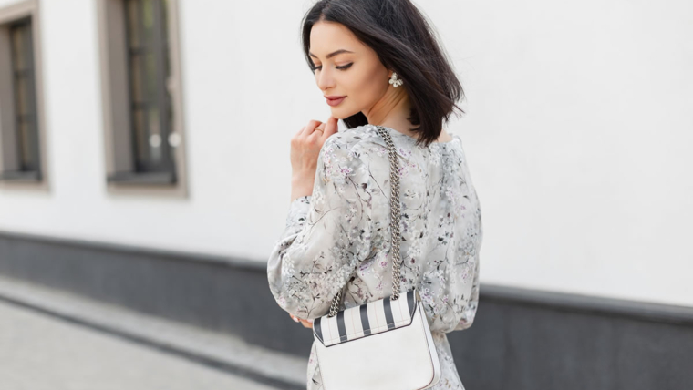 Mulher usando look elegante e acessível