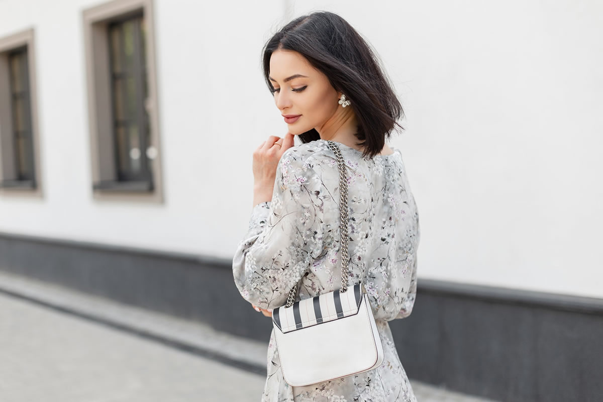 Mulher usando look elegante e acessível