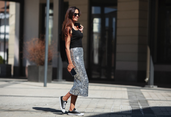 Mulher usando look metalizado durante o dia