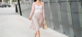 Mulher usando saia midi em look elegante