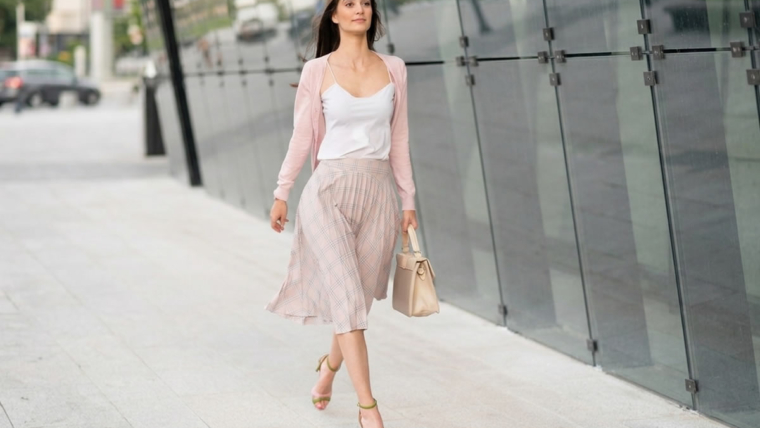 Mulher usando saia midi em look elegante