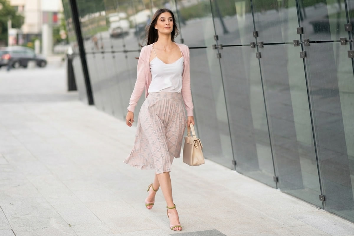 Mulher usando saia midi em look elegante