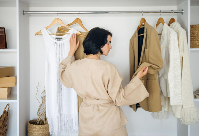 Guarda-roupa cápsula feminino com roupas versáteis e peças básicas