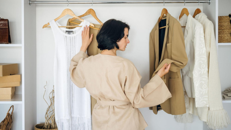 Guarda-roupa cápsula feminino com roupas versáteis e peças básicas