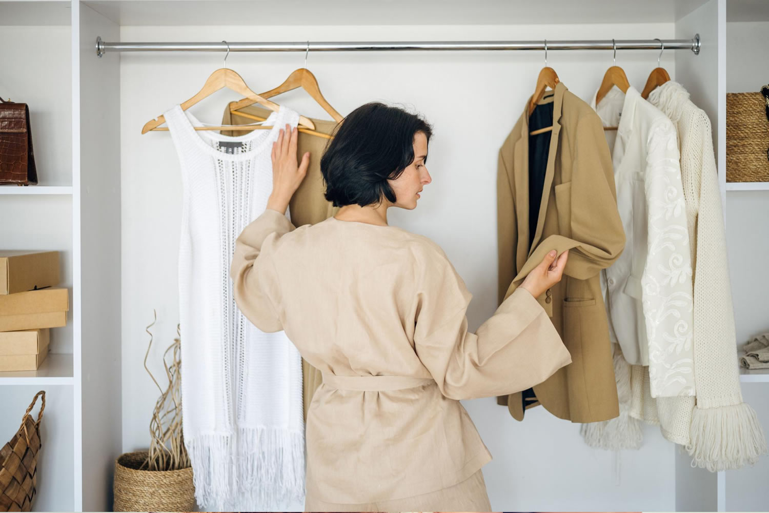 Guarda-roupa cápsula feminino com roupas versáteis e peças básicas