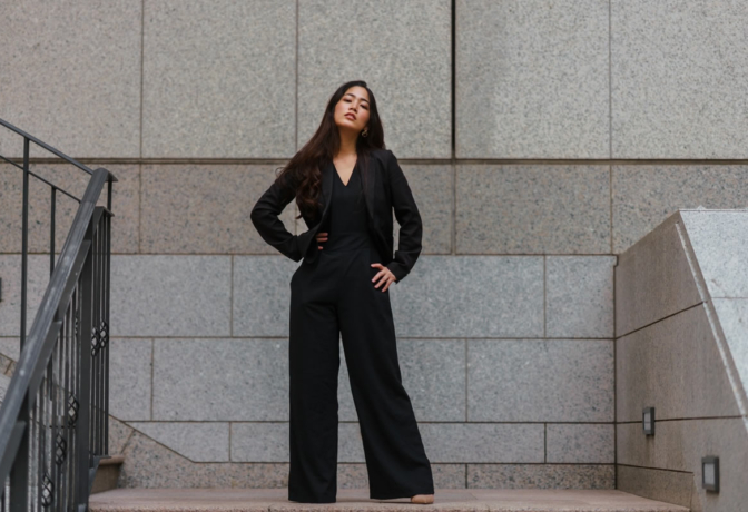 Look preto feminino com bolsa, sapato e maquiagem elegante