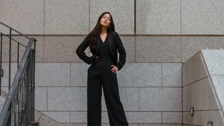 Look preto feminino com bolsa, sapato e maquiagem elegante