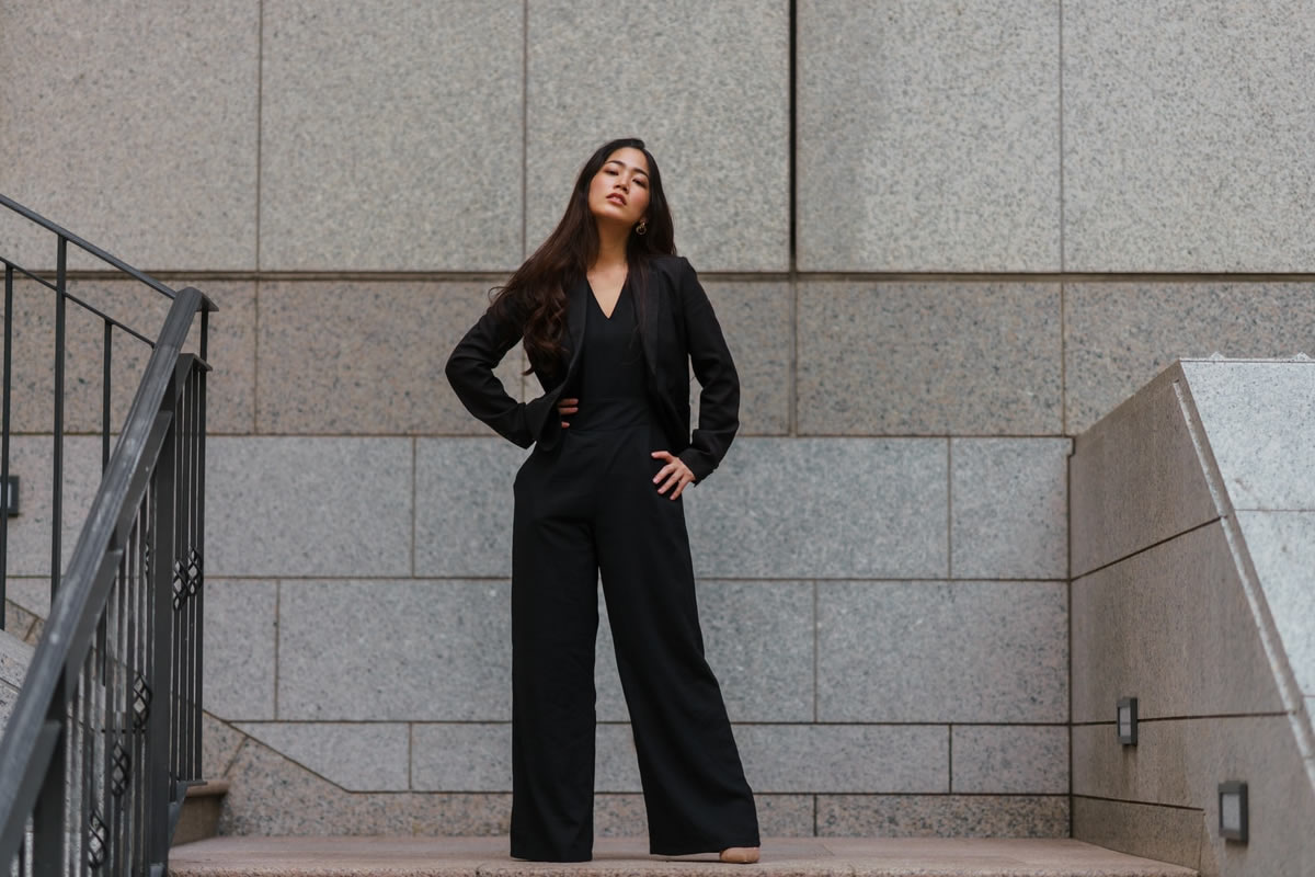 Look preto feminino com bolsa, sapato e maquiagem elegante