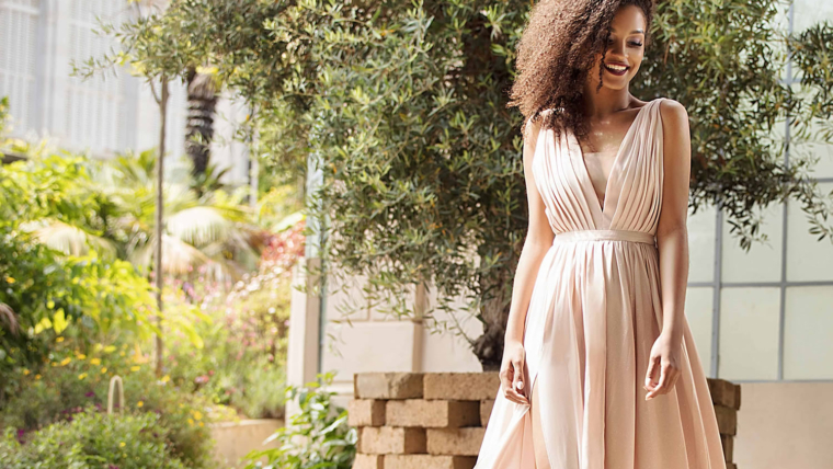 Look romântico feminino com roupas, maquiagem e acessórios