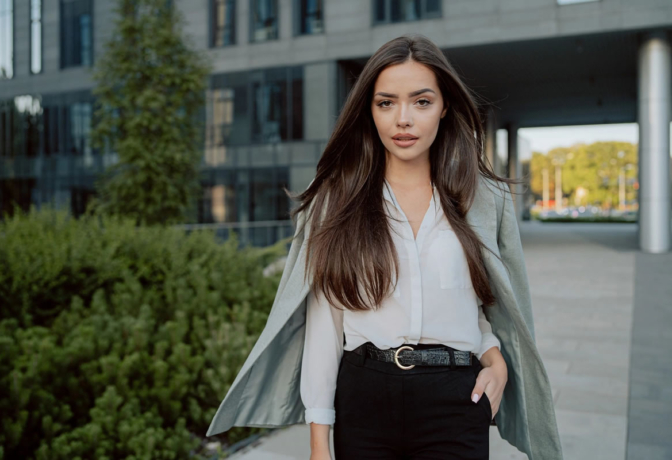 Looks femininos para 2027 com mulher usando produção elegante e moderna