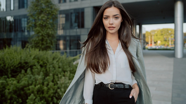 Looks femininos para 2027 com mulher usando produção elegante e moderna