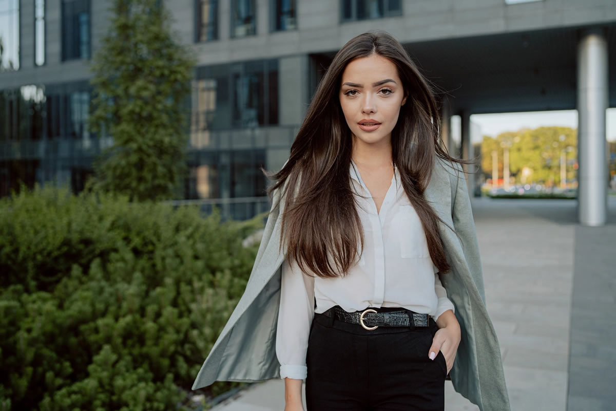 Looks femininos para 2027 com mulher usando produção elegante e moderna