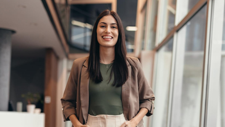 Looks para trabalhar elegantes e confortáveis