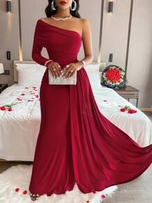Vestido longo com decote assimétrico
