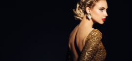 Mulher usando look dourado elegante com saia metalizada