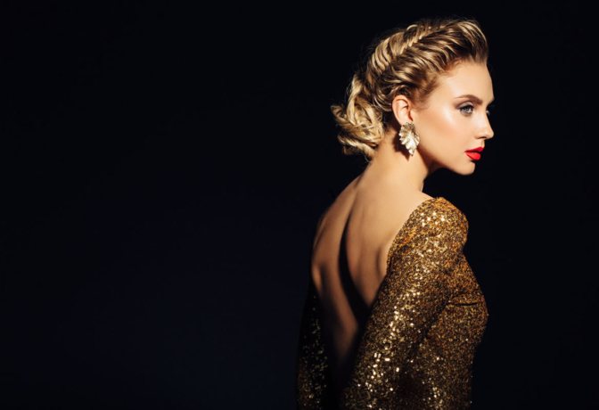 Mulher usando look dourado elegante com saia metalizada