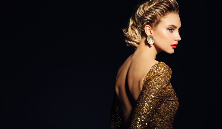 Mulher usando look dourado elegante com saia metalizada