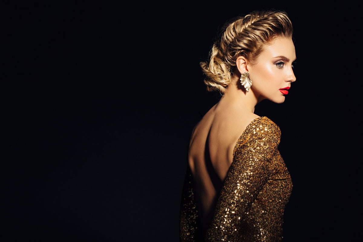 Mulher usando look dourado elegante com saia metalizada