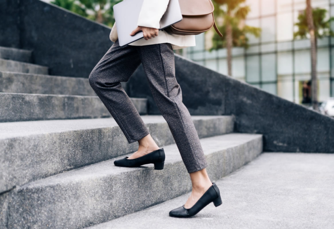 Mulher usando sapato feminino elegante em look para trabalhar