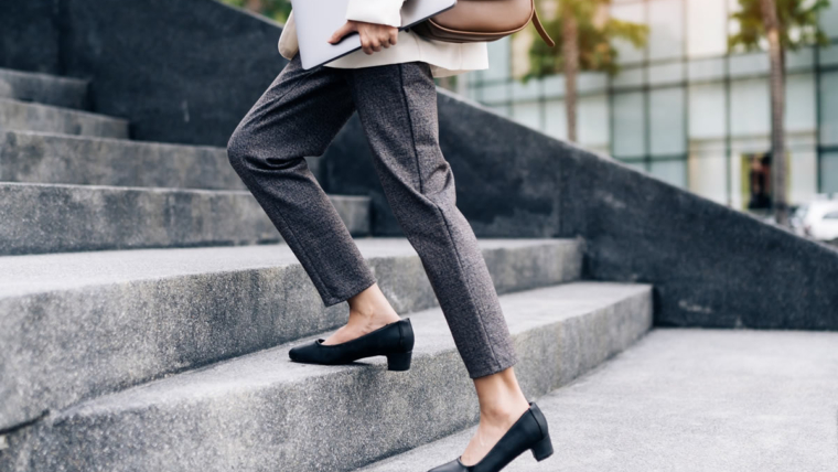 Mulher usando sapato feminino elegante em look para trabalhar