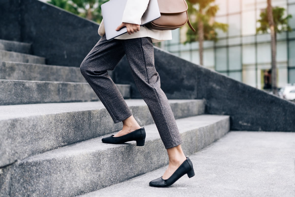 Mulher usando sapato feminino elegante em look para trabalhar
