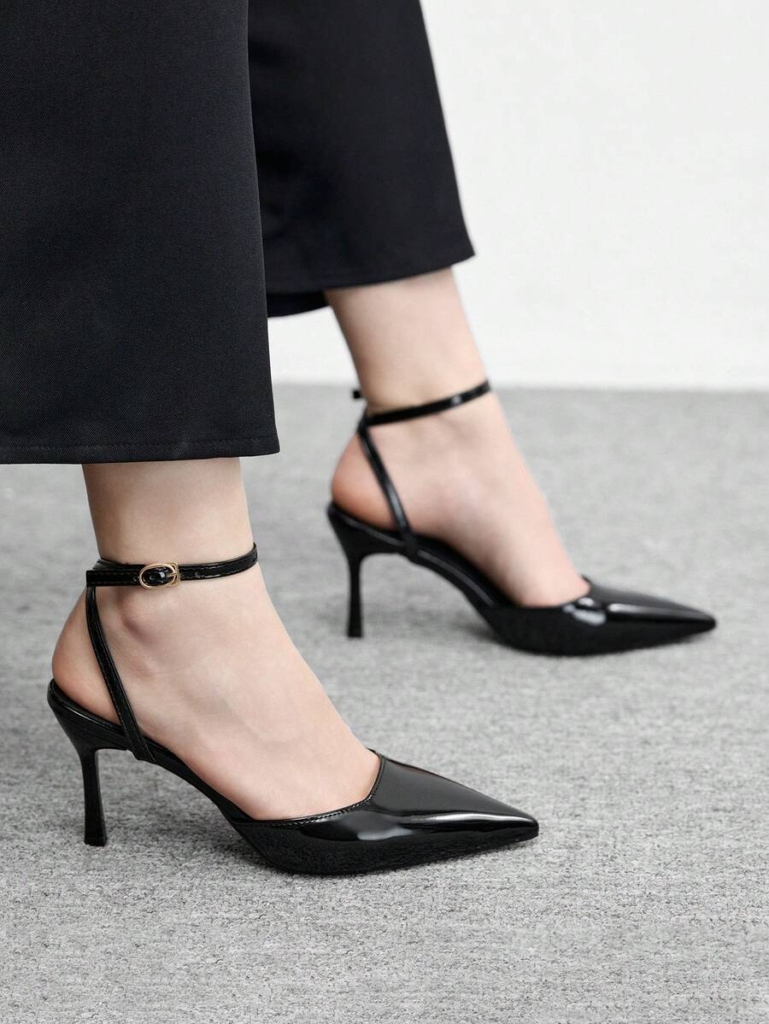 Scarpin Preto Verniz com Fivela