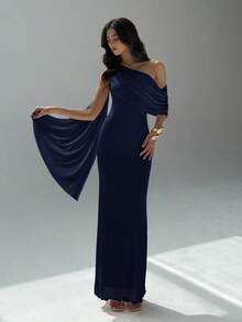 Vestido com Ombro Assimétrico