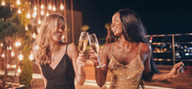 Roupas para Réveillon 2027 com look branco elegante para festa de final de ano