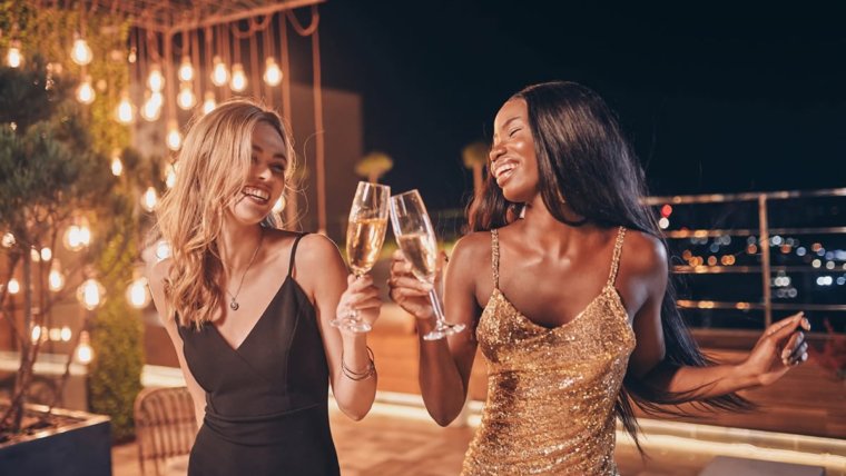Roupas para Réveillon 2027 com look branco elegante para festa de final de ano